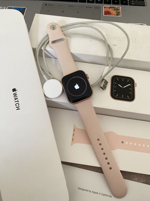 Apple Watch iWatch 5 full komplekt holati yangi ideal Zaryadkasi bilan