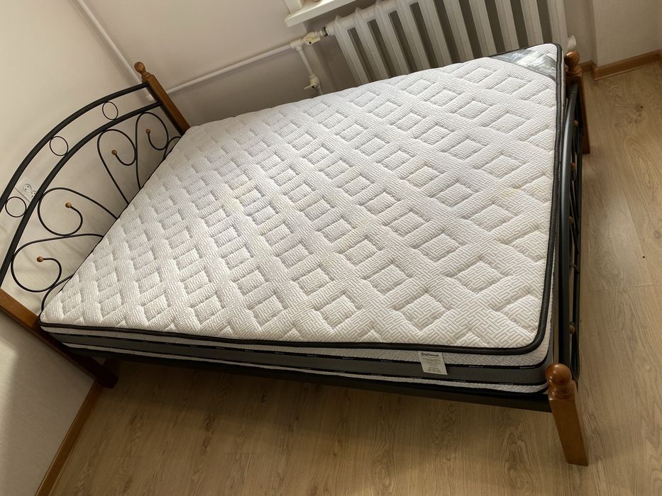 продаю кровать полторушка