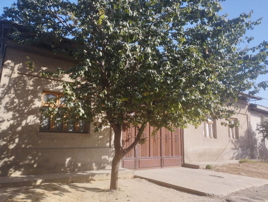 Hovli uy sotiladi