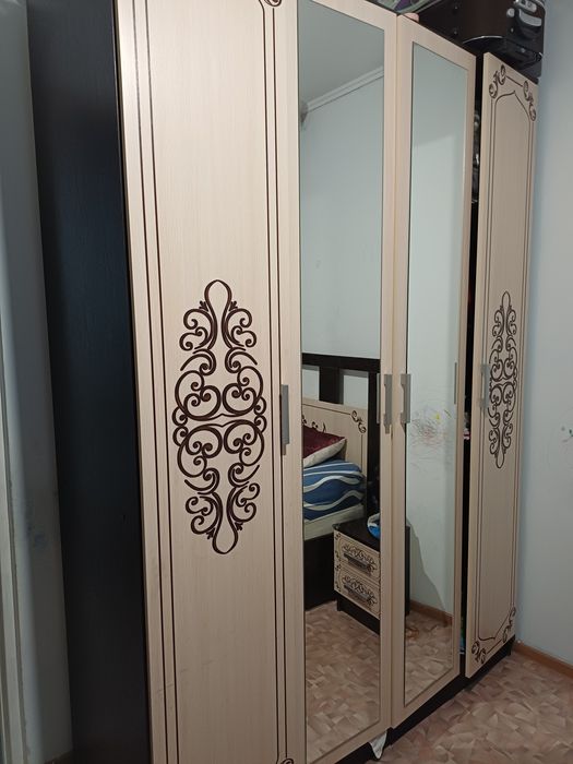 Продам шкаф, кровать  с двумя матрасами  и две тумбочки