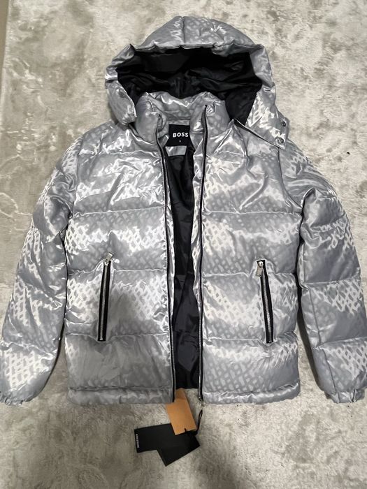 Geaca hugo boss pret 400 marimea S