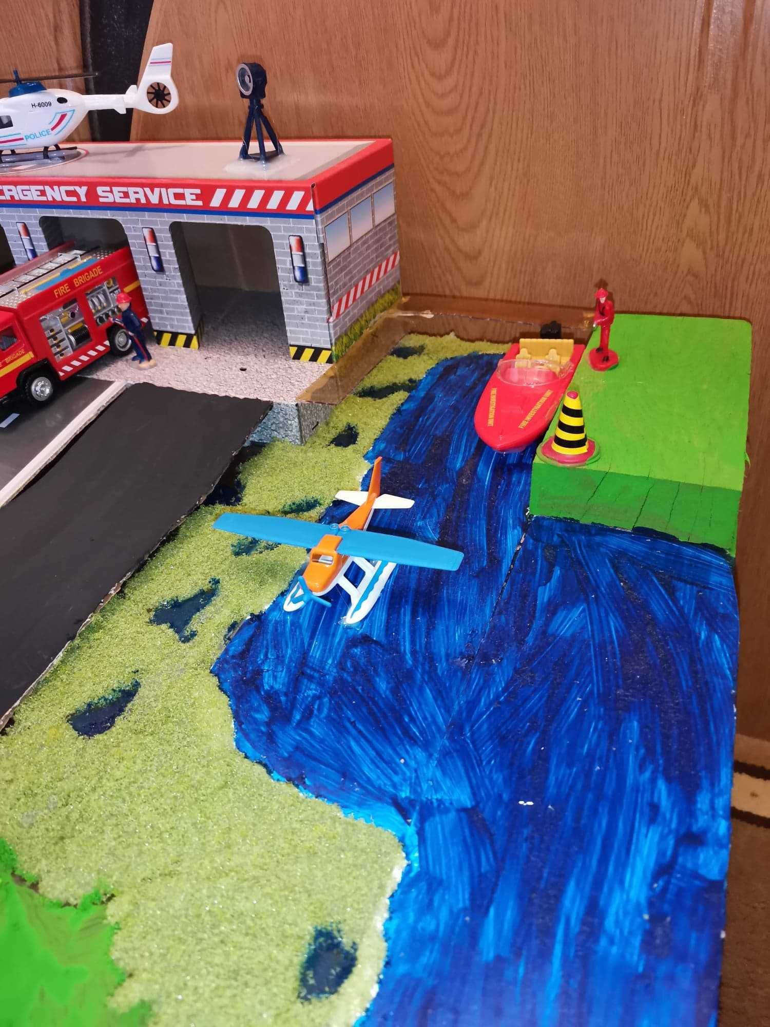 Diorama Statie de interventii politie ambulanta pompieri plexiglass