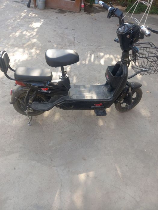 Skuter sotiladi  4 Ta akumlyatorlik 1 zaryad bilan 40 km.yuradi