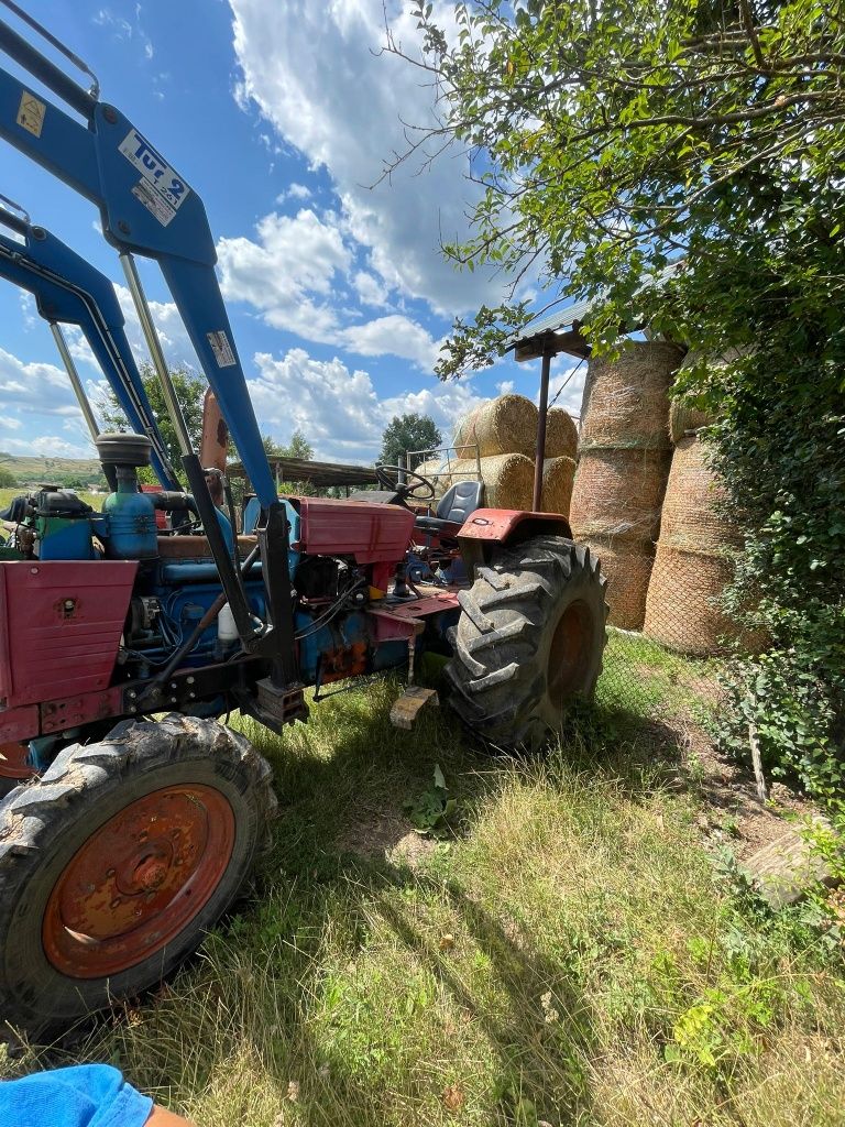 Tractoar U650 cu încărcător frontal