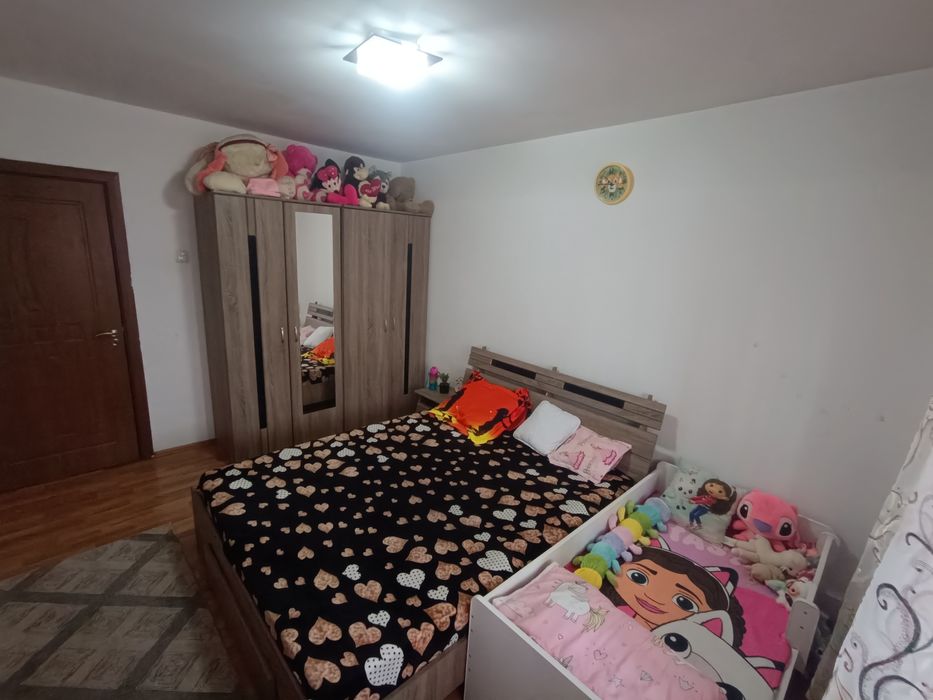 INCHIRIEZ APARTAMENT cu 3 camere in centru