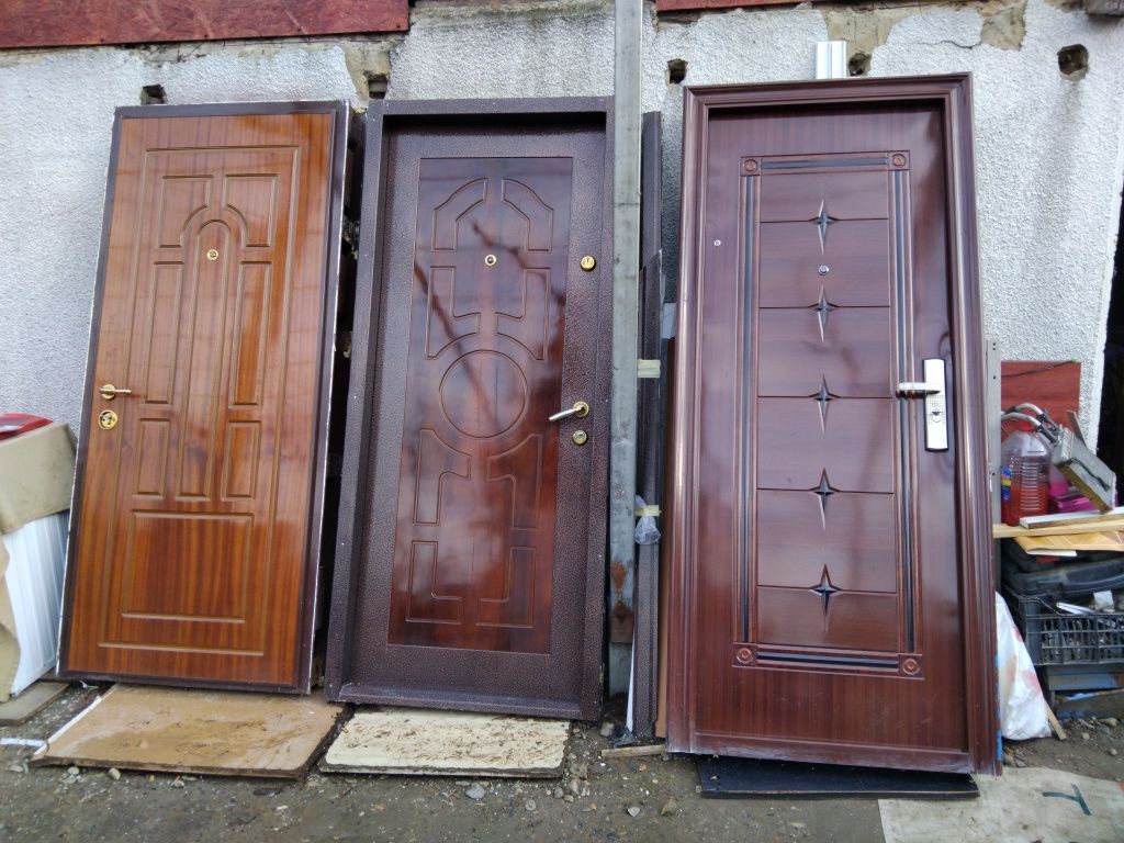 Vînd ușii metalice de exterior complete cu chei