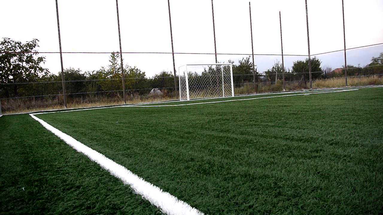 Inchiriez teren fotbal cu gazon sintetic complet echipat