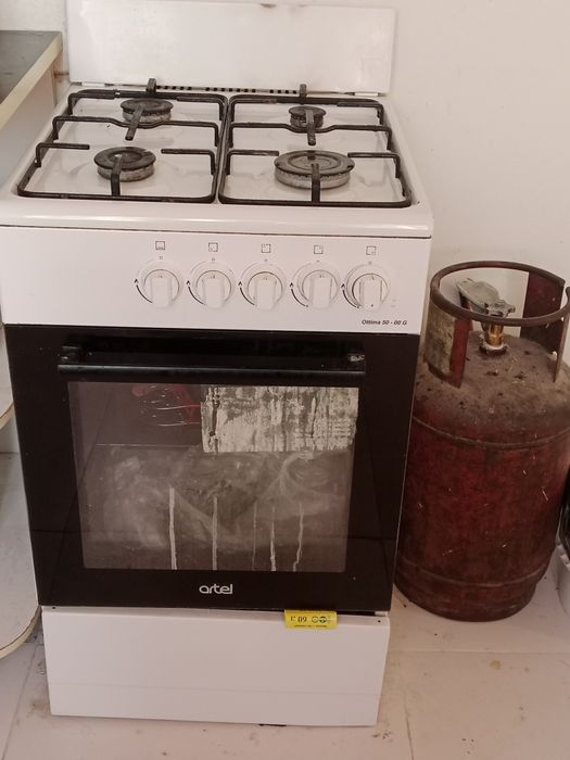 Продаю газ плиту с балоном