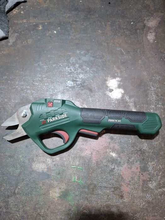 Foarfeca de gradina pe acumulator