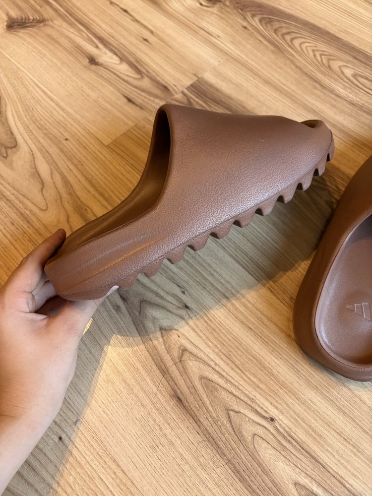 Adidas Yeezy slides brown-чисто нови