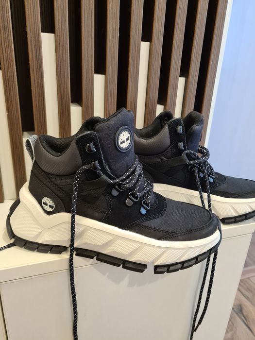 Vând adidasi stil gheata Timberland