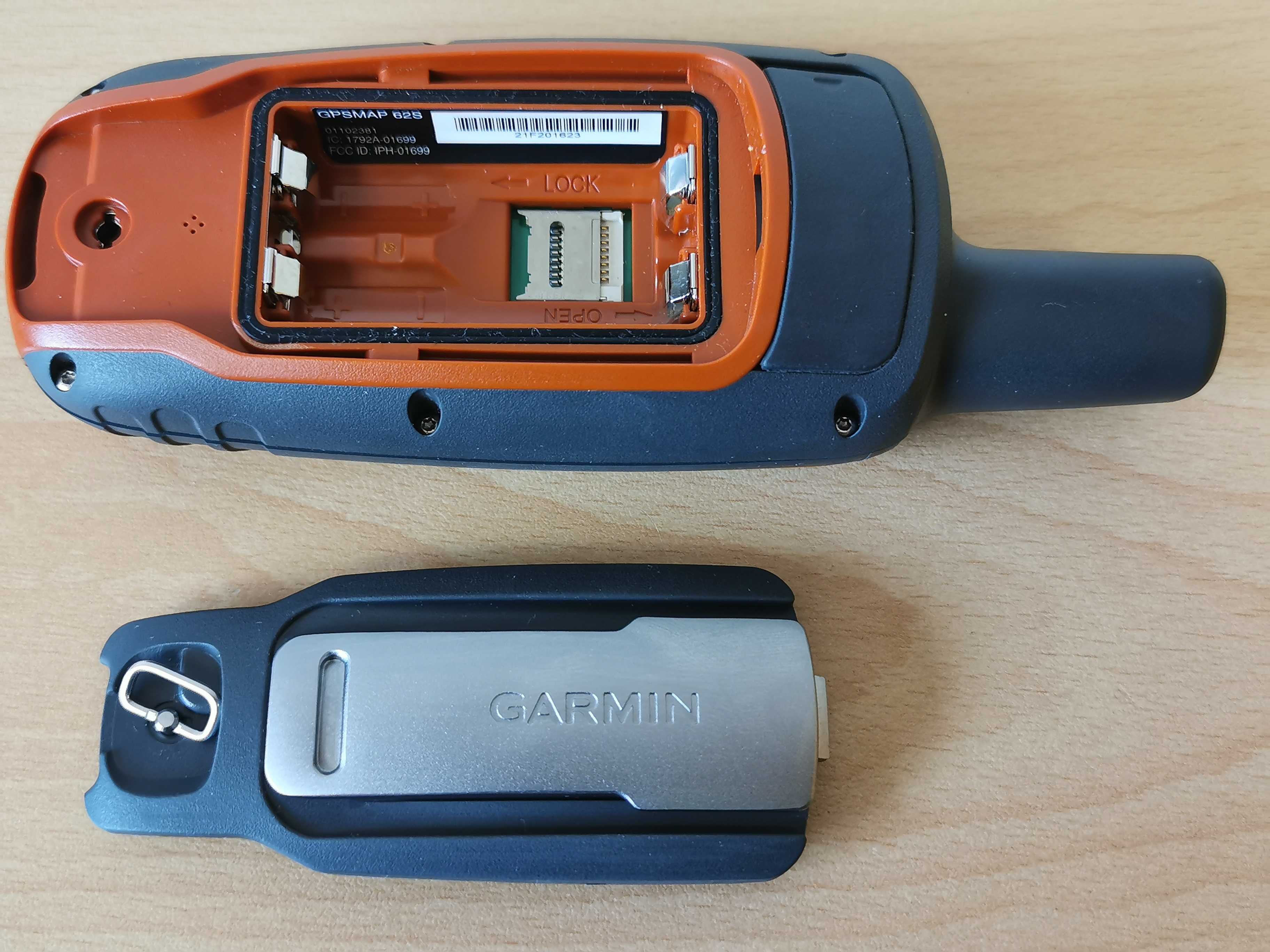 Garmin GPSMAP 62s туристичен ръчен навигатор с бонус два Garmin калъфа