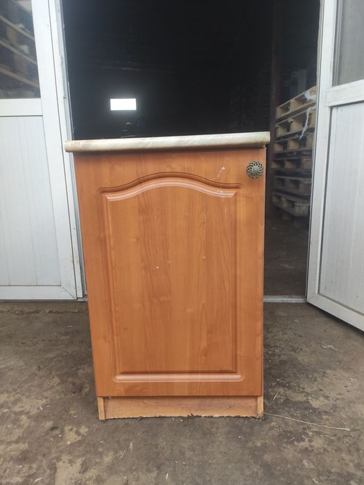 Тумбочка в хорошем состоянии просто грязная