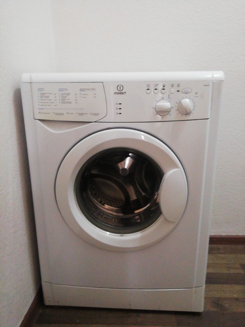 Стиралка Indesit WISN82