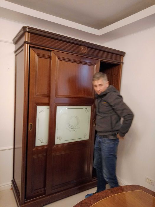 montaj mobila vitrina pat coltar biblioteca etajera comoda birou scaun