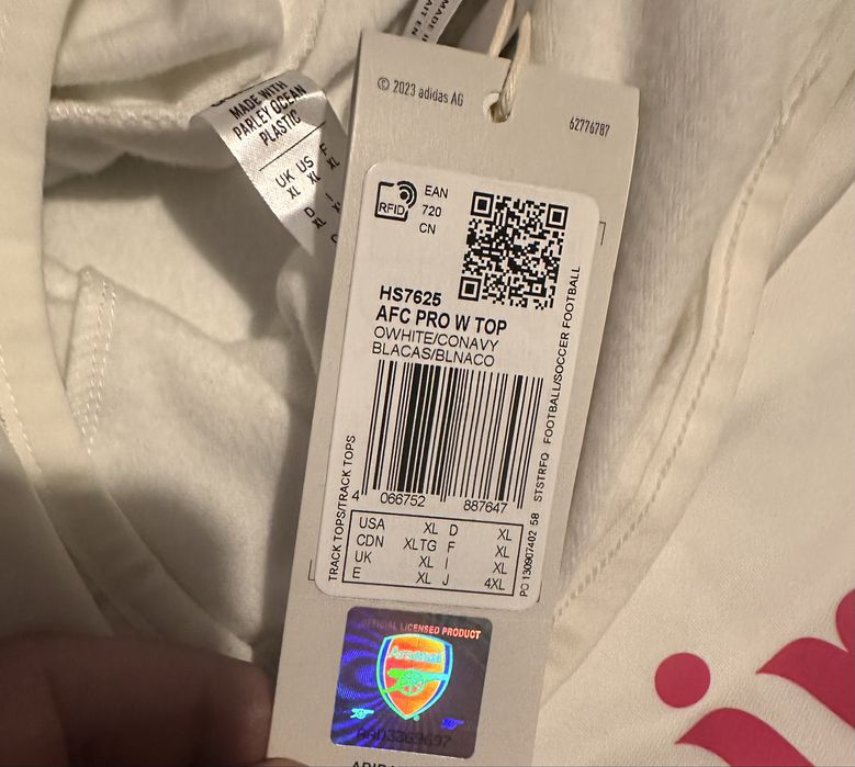 Продавам спортен екип Adidas