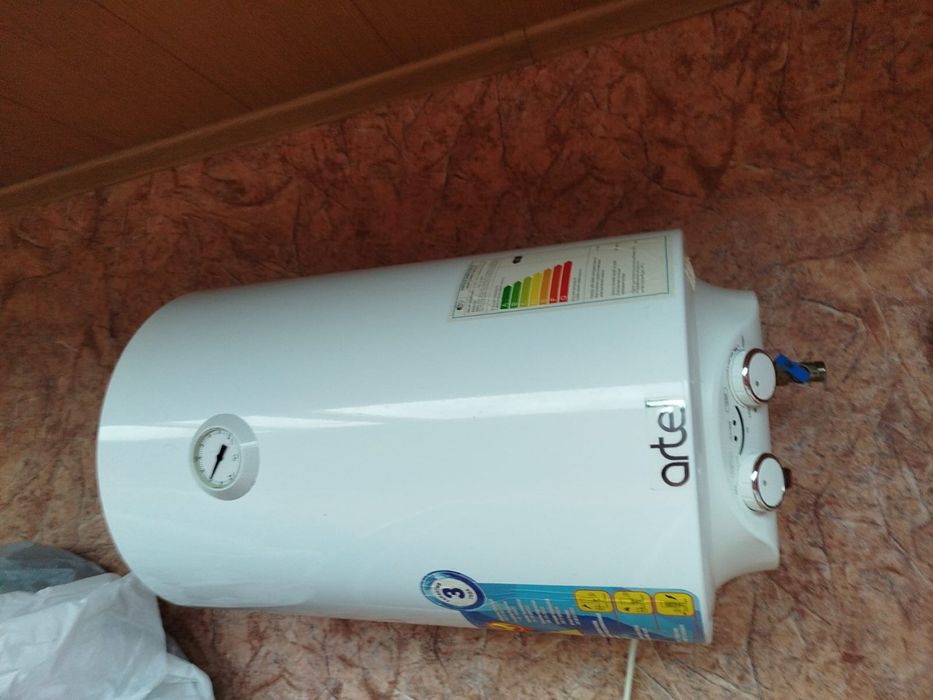 Продам водонагреватель Artel, объём 30–40 литров.