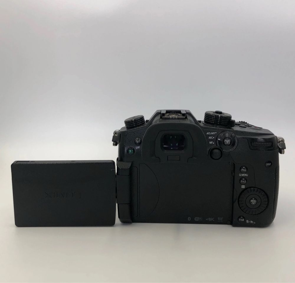 Panasonic Lumix GH5 вместе с объективом Lumix 14-140mm f/3.5-5.6 ASPH