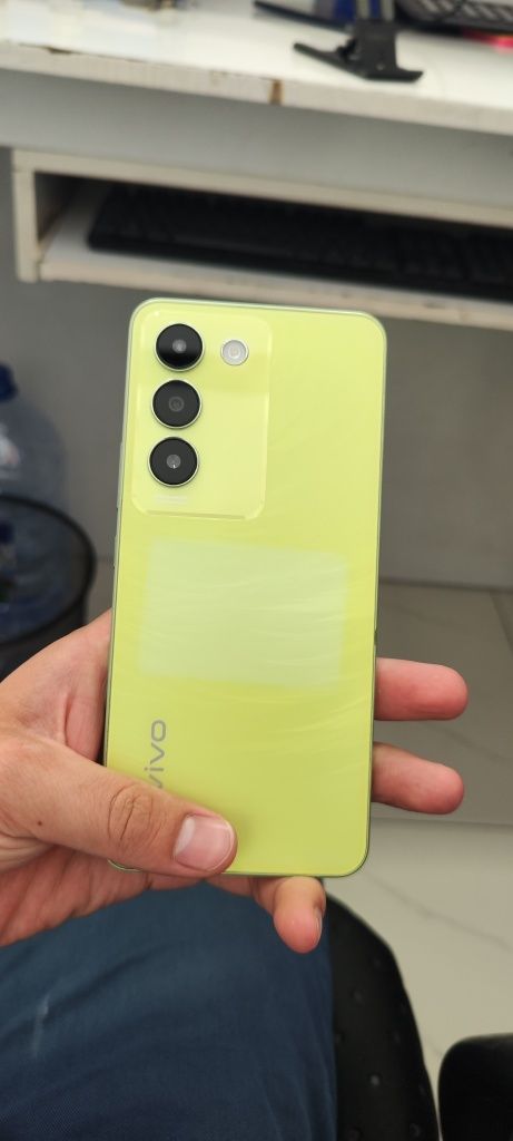 Vivo Y100.  Ideal