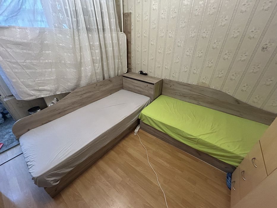 Продавам две ъглови легла с ракла