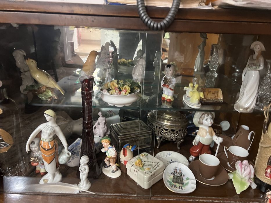 Bibelouri si mobila veche