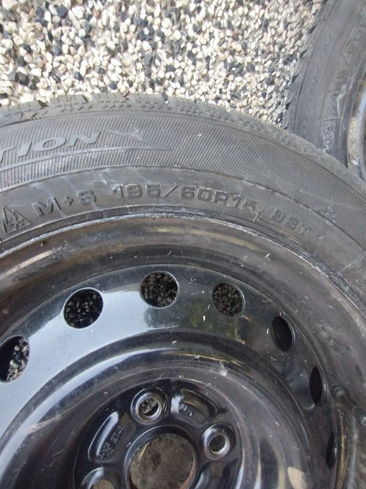 Продавам зимни гуми с джанти и капачки 15" 195/60 R15,