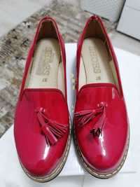 нови всекидневни много удобни обувки червени