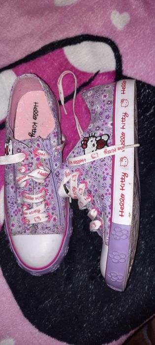 Tenesi pentru fete sau dama hello kitty