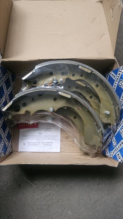 Продам новые барабанные тормозные  колодки на Toyota Hiace