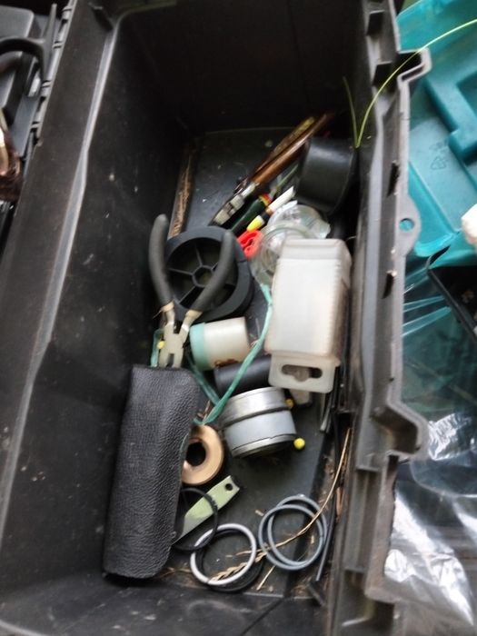 Vând arzător pe gaz, trusă scule pescuit ,forfacuri și diverse !