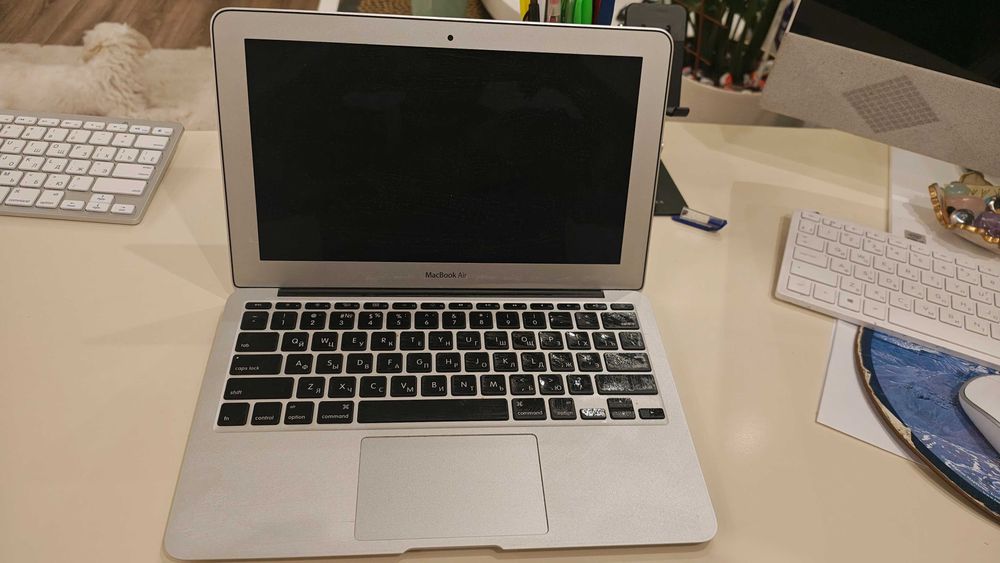 Продам MacBook air 13. С мышкой в комплекте