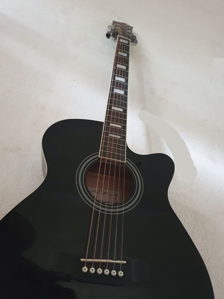 Akustik Gitara sotiladi