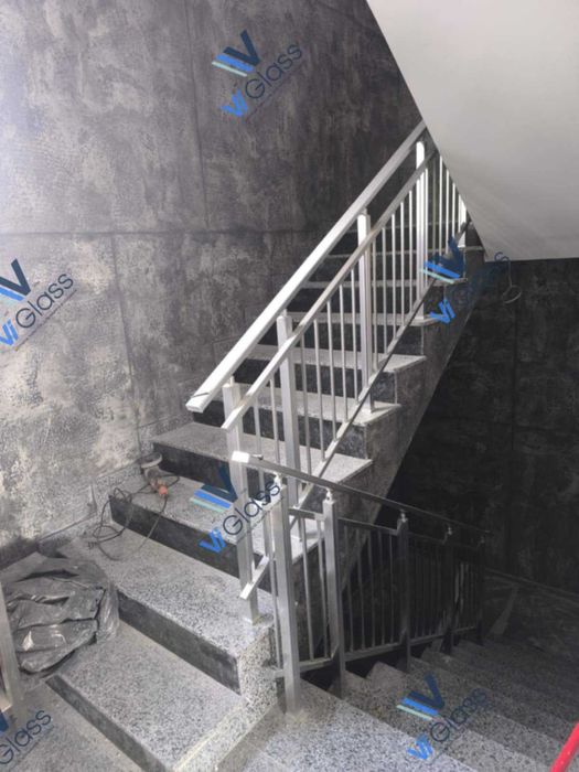 Произвеждам алуминиеви и стъклени парапети