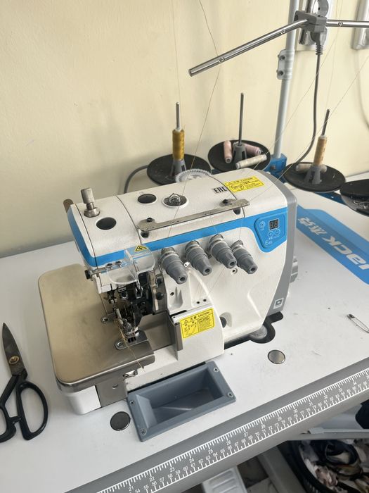 Продам швейную машинку  Jack Оверлок