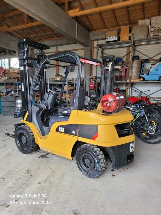 Motostivuitor pe gaz marca cat Caterpillar ridica 3.5 tone