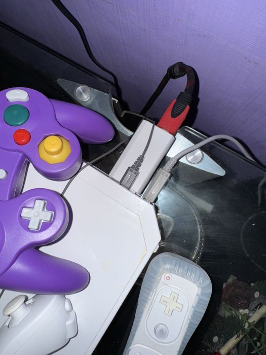 Nintendo Wii с 3000+ инсталирани игри + ЧИСТО НОВ GameCube контролер.