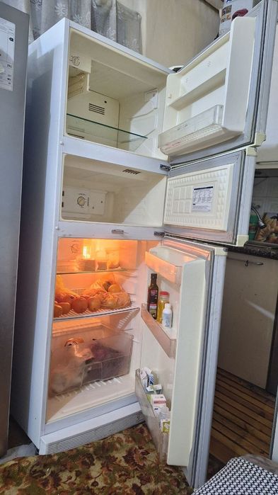 Немецкий большой трёхкамерный холодильник