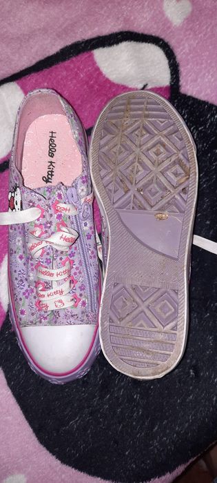 Tenesi pentru fete sau dama hello kitty