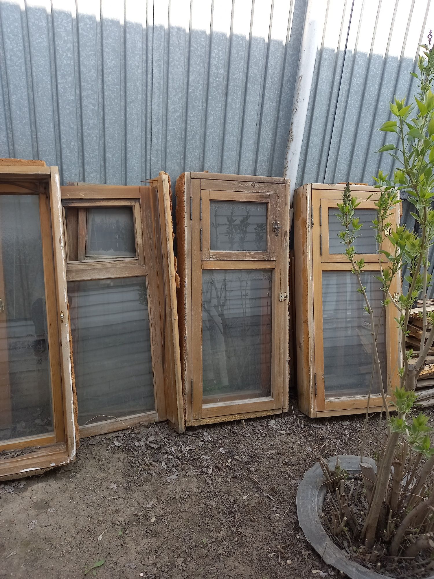 Продам б/у  двери, окна, кирпич