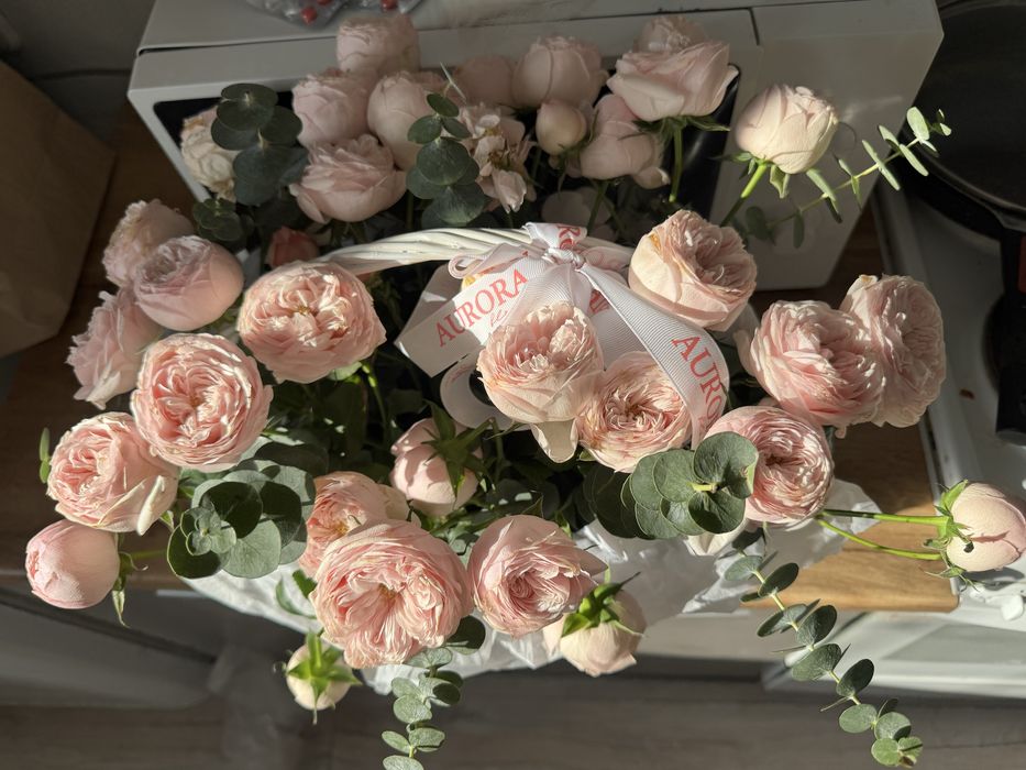 Продам розы в корзине