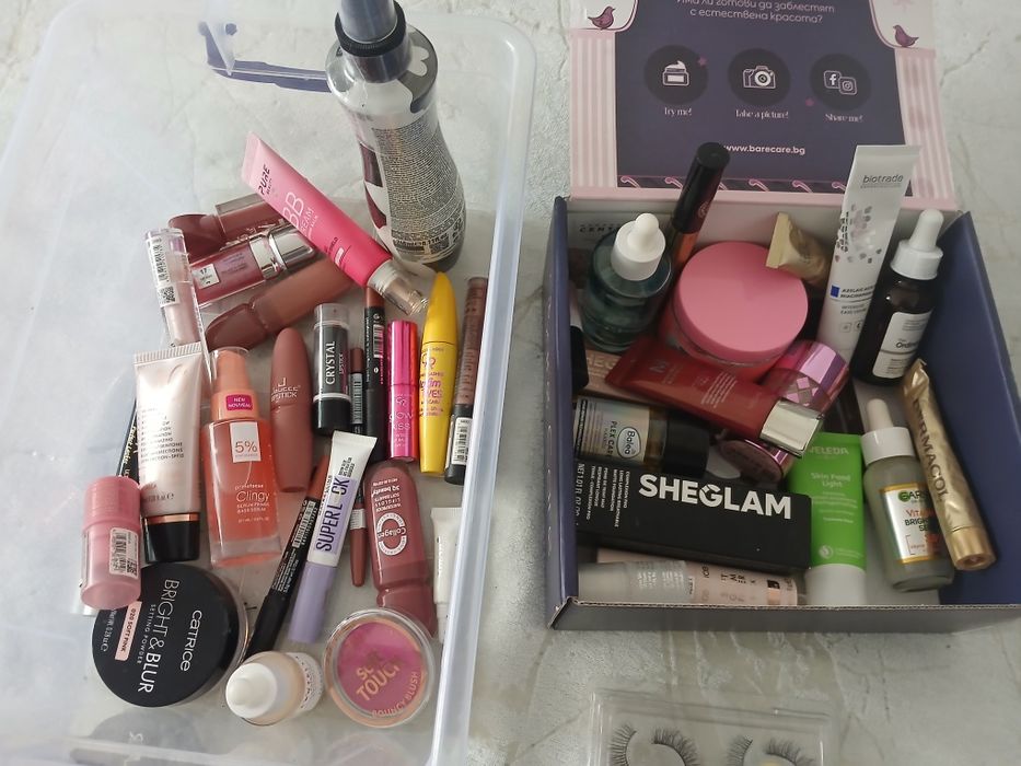 2 кутии с козметика