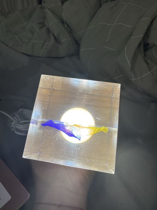 Lampa cub luminos cu suport din lemn decoratiune