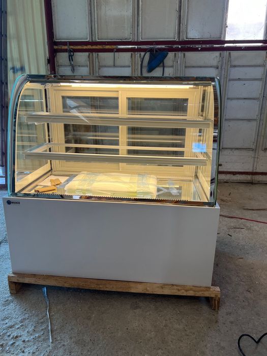 Vitrina frigorifica pentru cofetarii