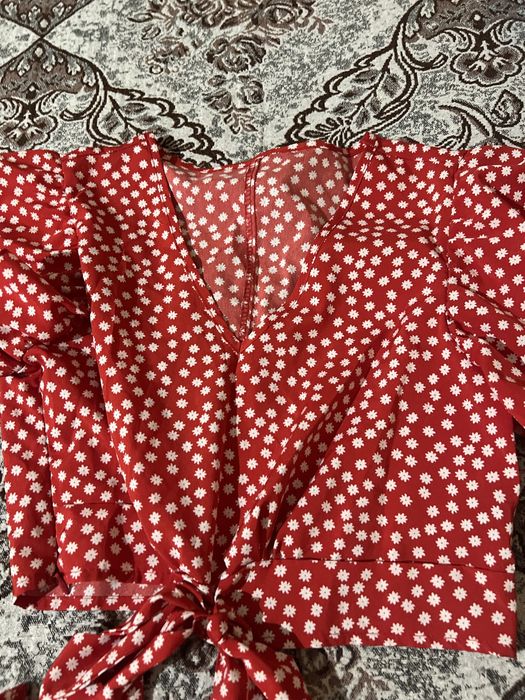 Пола със кроп топ червено