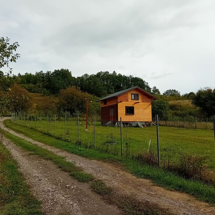 Teren cu cabană de lemn, de vânzare.