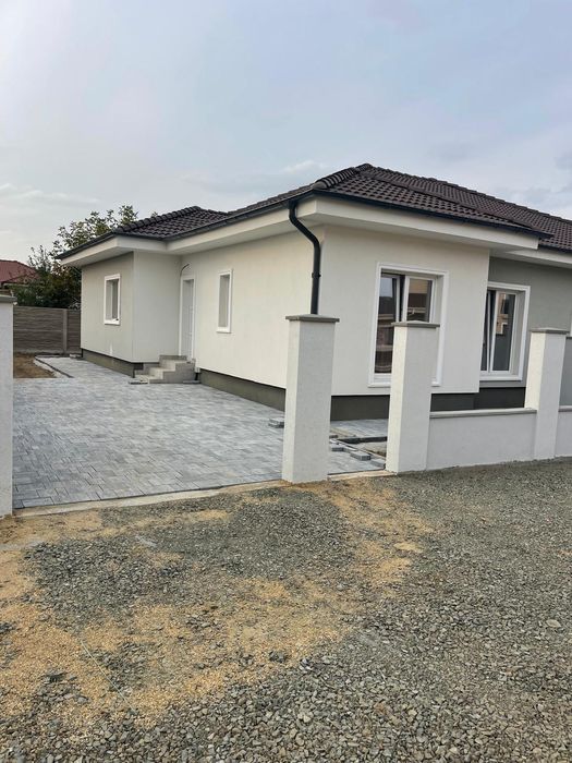 Vand duplex casa mosnita noua toate utilitatile langa asfalt