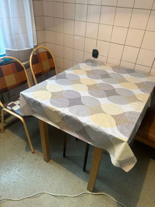 Продам два стула и кухонный уголок и стол