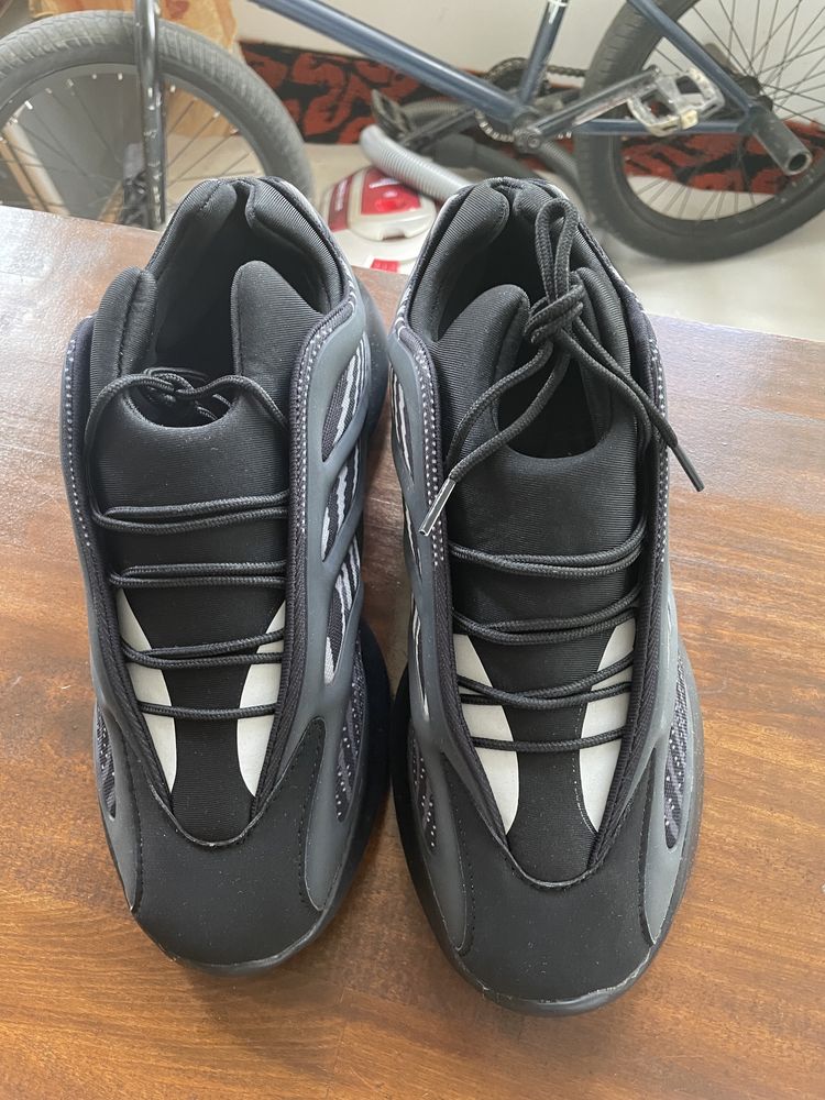 yeezy boost 700 marime 42