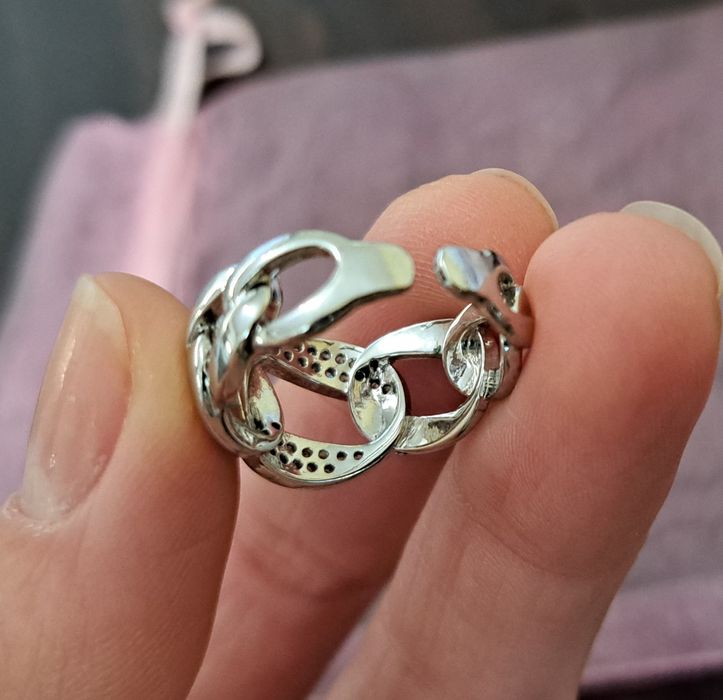 Нов регулиращ се пръстен с кристали.