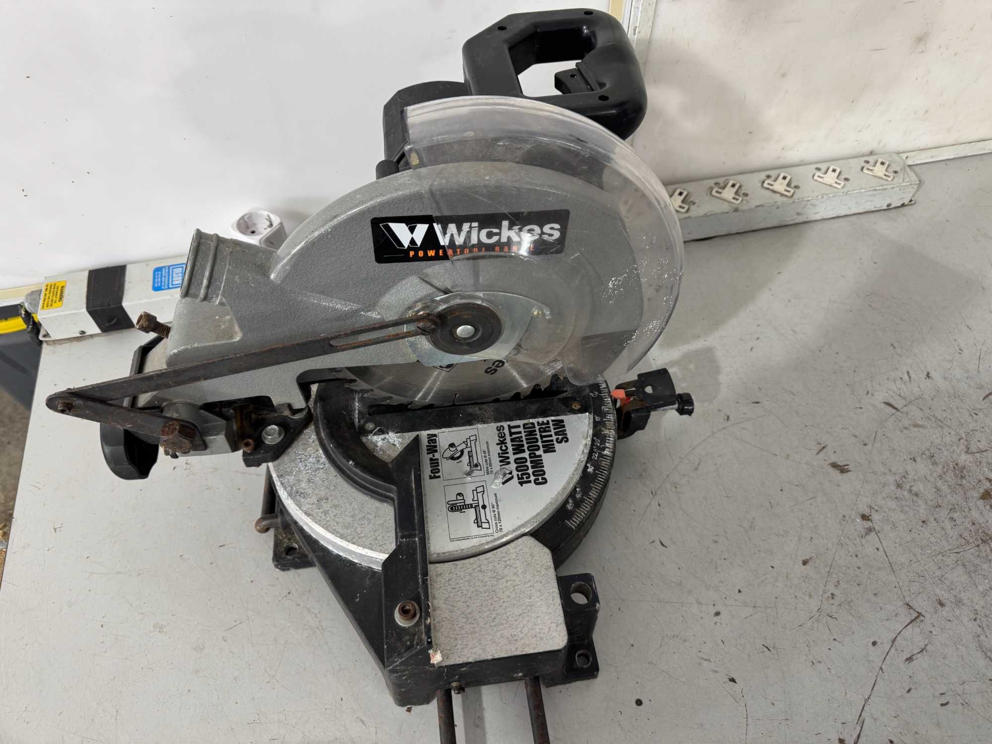 Циркуляр пендула - Wickes 1500 W / 250 mm